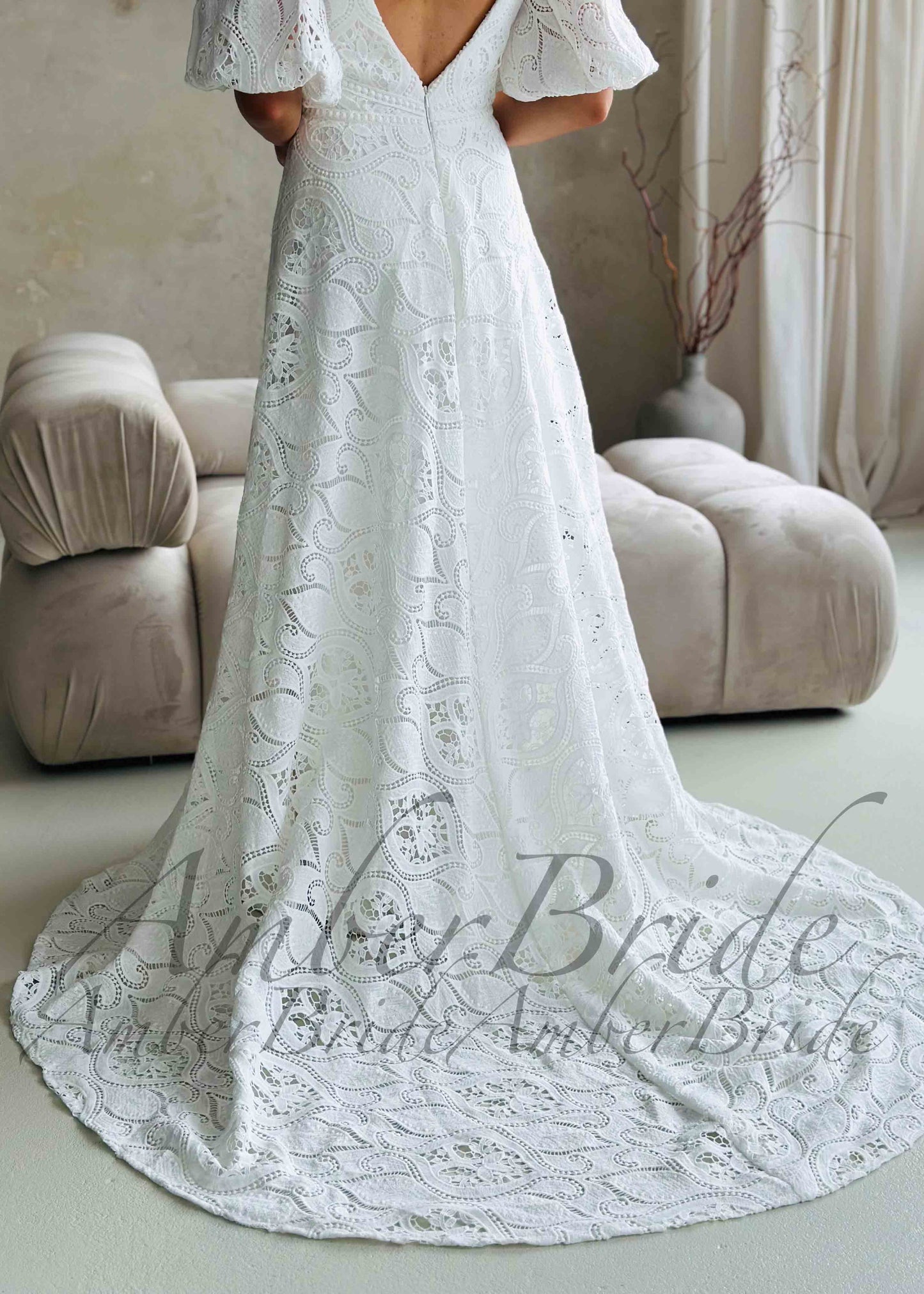 Elegant Lace A-Line Wedding Dress with Detachable Sleeves