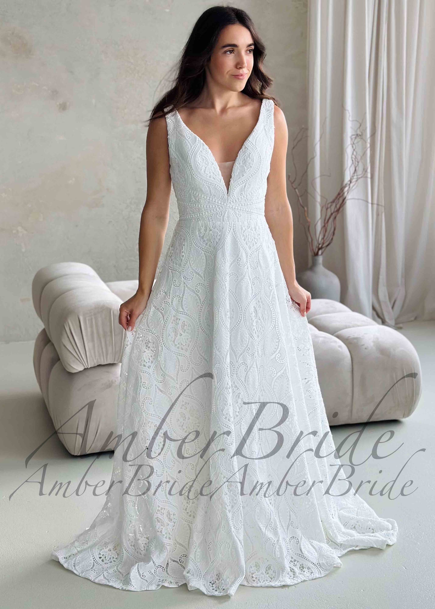 Elegant Lace A-Line Wedding Dress with Detachable Sleeves