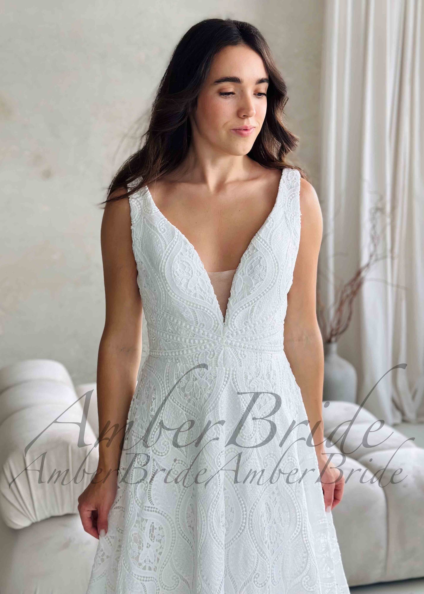 Elegant Lace A-Line Wedding Dress with Detachable Sleeves