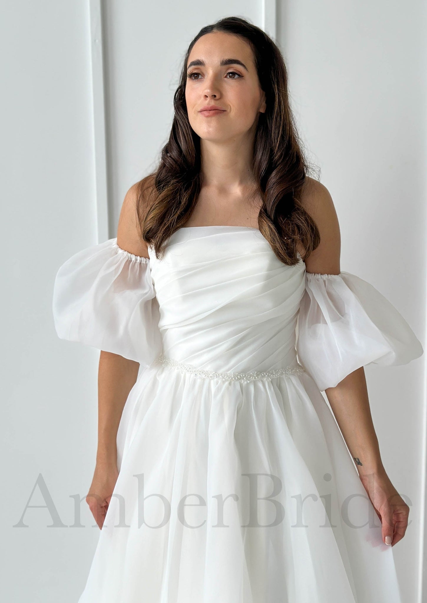 Elegant A-Line Pleated Organza Wedding Dress with Straight Neckline and Puffed Sleeves