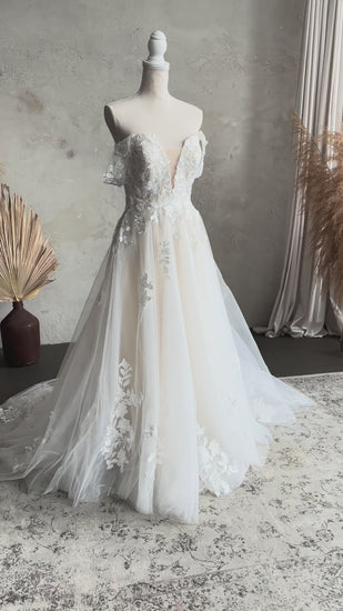Romantic Off-Shoulder Floral Lace Wedding Dress with A-Line Silhouette